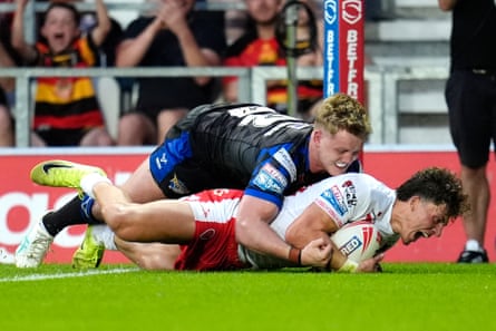Owen Dagnall scores St Helens’ second try against Leeds.