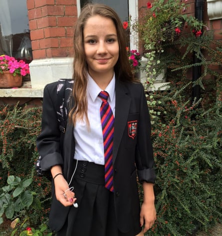 Molly Russell in posa per una foto nella sua uniforme scolastica