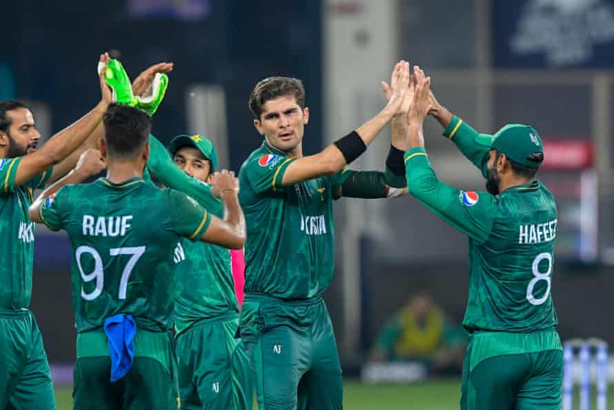 Afridi celebrates with teammates after dismissing India’s captain Kohli.