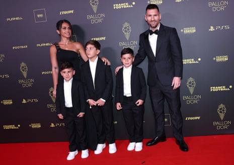 Lionel Messi, his wife Antonela Roccuzzo and their children arrive.
