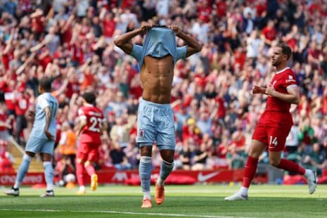 Ollie Watkins dari Aston Villa bereaksi setelah melewatkan tendangan penalti selama pertandingan Liga Premier antara Liverpool dan Aston Villa di Anfield.