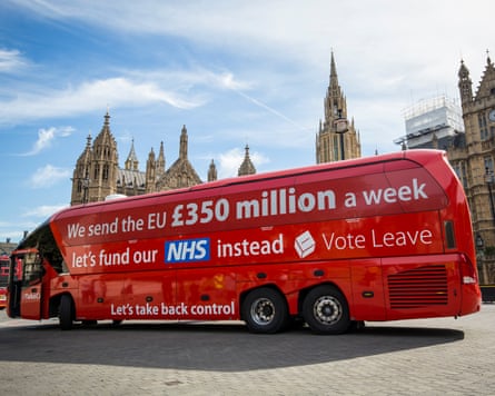 A red bus with the words ‘We send the EU £350 million a week’. Let’s fund our NHS instead. Vote Leave’