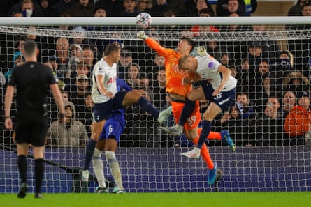 Mike Penders’ punch, under pressure from Jan Paul van Hecke, goes in off his glove, giving Spurs the lead