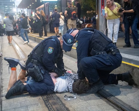 Australian politics live: Minns defends police actions at protest in ‘impossible situation’; PM ‘devastated’ by scenes in Sydney and Melbourne