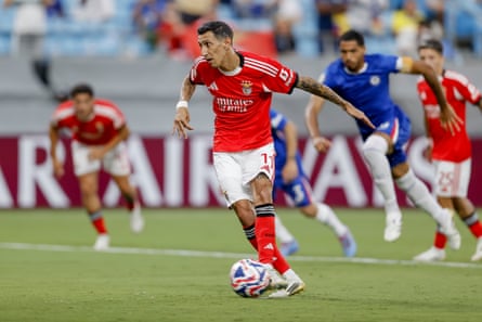 Ángel Di María scores a no-look penalty for Benfica against Chelsea at the Club World Cup