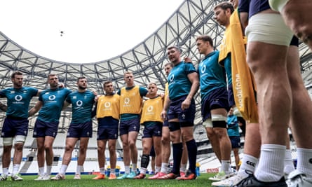 Peter O’Mahony speaks with the Ireland team ahead of training at the Orange Velodrome in Marseille on 1 February 2024