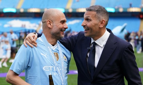 Khaldoon al-Mubarak (phải), Chủ tịch Manchester City, chúc mừng Pep Guardiola với chức vô địch thứ tư liên tiếp