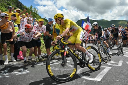 Tadej Pogacar cycles ahead of Jonas Vingegaard in the ascent of Puy Mary in 2024
