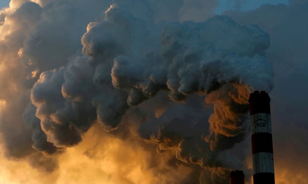 Humo y vapor saliendo de la central eléctrica de Belchateau, la central eléctrica de carbón más grande de Europa, en Polonia