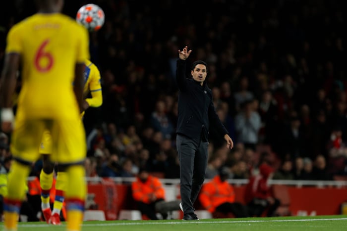 Arsenal manager Mikel Arteta gestures.