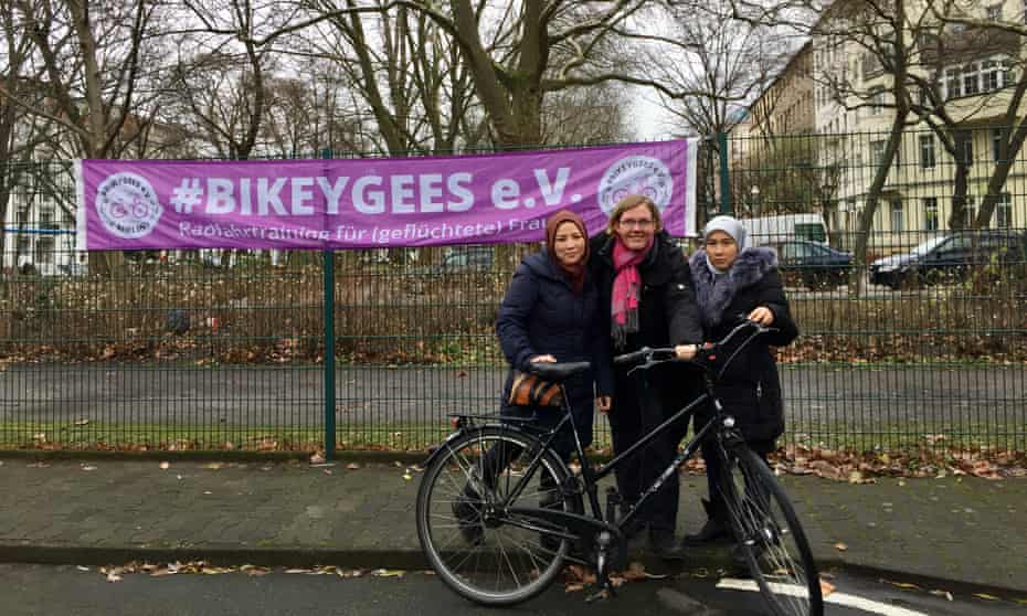 Annette Krüger, co-founder of Bikeygees (centre), with Rahima on the right, who wasn’t allowed to cycle before she came to Berlin.
