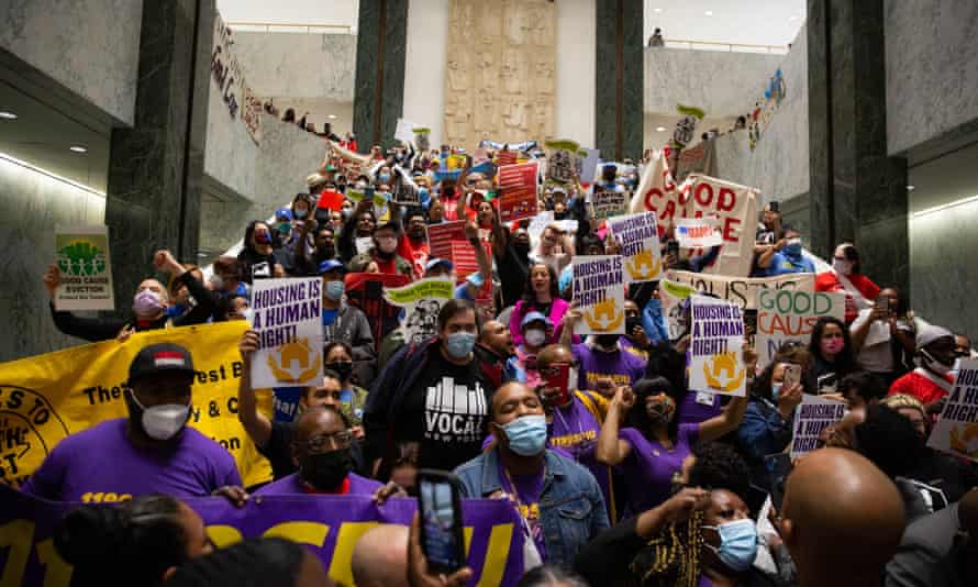 Plus d'un millier de manifestants se sont rassemblés au Capitole de New York pour soutenir l'adoption de la législation anti-expulsion Good Cause.