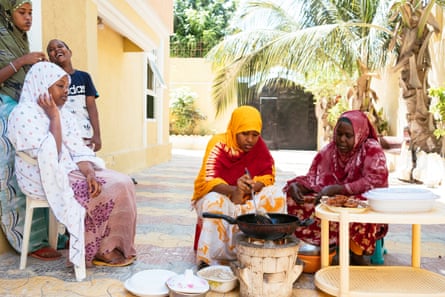 مجموعة من الأشخاص الصوماليين يجتمعون ويأكلون حول طاولة