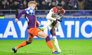 Maxwel Cornet of Lyon places his team 1-0 with a chic and curly finish.