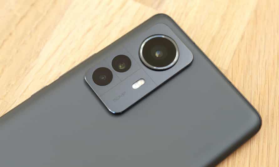 O caroço da câmera na parte de trás do Xiaomi 12 Pro
