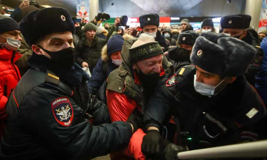 Los agentes de policía detienen a un hombre en el aeropuerto internacional de Vnukovo, donde se esperaba que aterrizara Alexei Navalny.