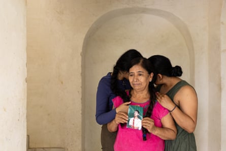 Aracely Martinez and Kisha Dominguez, Sandra’s mother and sister.