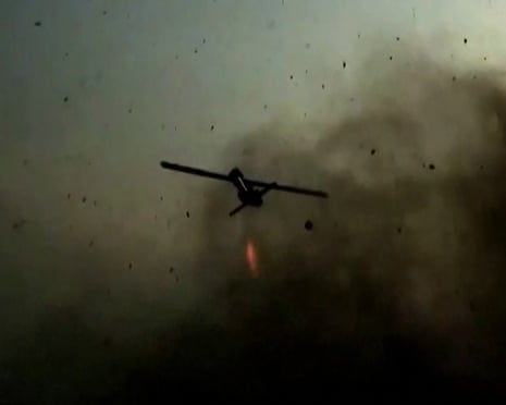 Uma imagem que parece mostrar um drone sendo lançado de um local não revelado em direção a alvos dos EUA no Kuwait e Bahrein, de vídeo divulgado pelo site Sepah News da Guarda Revolucionária Iraniana na terça-feira