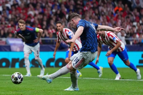 Viktor Gyokeres absolutely leathers it past Jan Oblak and Arsenal lead.
