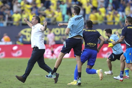 Sergio, the Cádiz coach, goes wild on the pitch