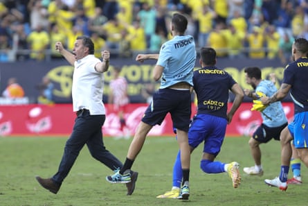 Diego Simeone made to suffer as Atlético endure ‘cruellest week’ | La Liga 6 Sergio, the Cádiz coach, goes wild on the pitch
