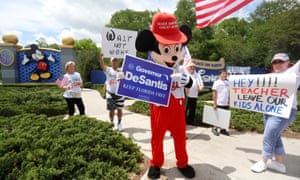 Прихильники губернатора Флориди Рона ДеСантіса організують акцію протесту в Walt Disney World.