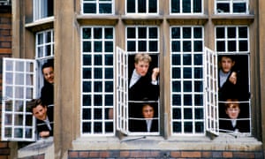 alumnos con trajes tradicionales en Eton.