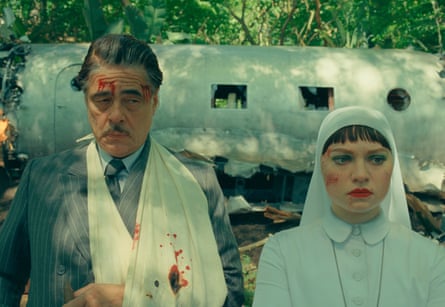 Benicio Del Toro as Zsa-Zsa Korda and Mia Threapleton as Liesl in The Phoenician Scheme.