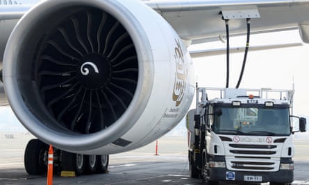 Bir tanker, Ocak 2023'te Dubai'deki Dubai Havalimanı'nda Emirates Havayolları Boeing 777-300ER'yi SAF ile dolduruyor.