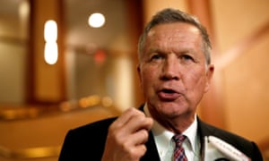 Thống đốc Ohio và cựu ứng cử viên tổng thống John Kasich nói chuyện với báo chí ở Concord, New Hampshire, 2018.