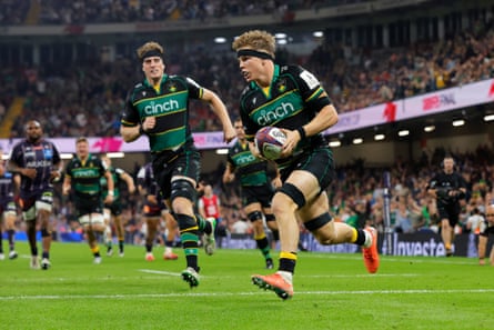 Henry Pollock runs in a try that was disallowed after a review.