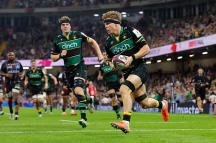 Henry Pollock runs in to score a try, which is later disallowed.