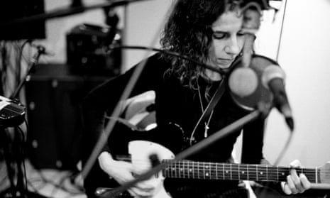 How to Successfully Pitch Your Music to Online Reviewers: Insider Tips