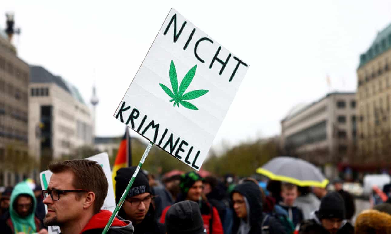 Alemania en camino de legalizar parcialmente el cannabis para uso personal después de un acalorado debate.