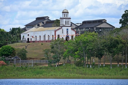 a view of buildings