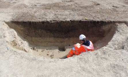 An archaeologist records a large Mesolithic pit in Linmere