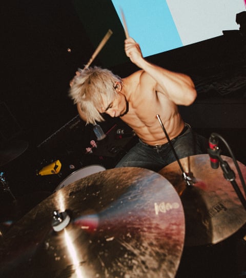 bateristul Daniel Fang.
