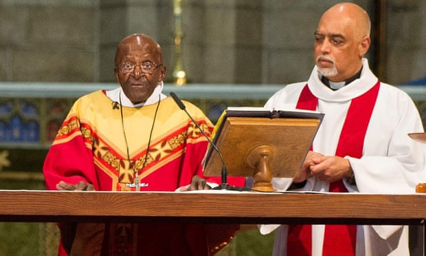 Desmond Tutu celebrates mass with Dean Michael Weeder