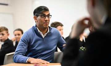 Rishi Sunak meets students in Grimsby.