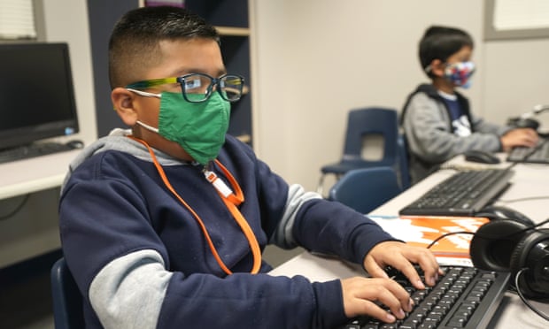 kids use computers while wearing masks