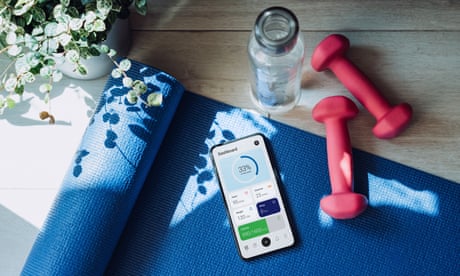 Ένα χαλάκι γιόγκα, μια εφαρμογή γυμναστικής και βάρη χεριών