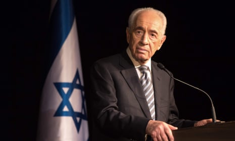 Shimon Peres addressing members of the Foreign Press Association during a visit in the southern Israeli town of Sderot, 2014.