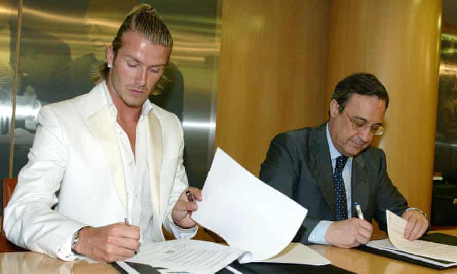 David Beckham (left) signs his contract with the Real Madrid president, Florentino Pérez, in July 2003.