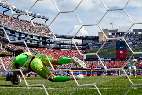 Bono saves the Kylian Mbappe penalty