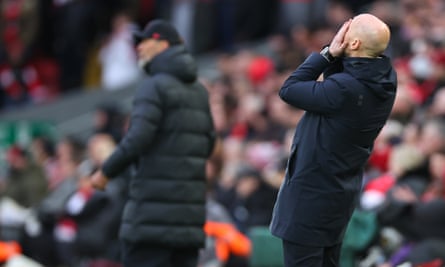 Erik ten Hag se agarra la cara