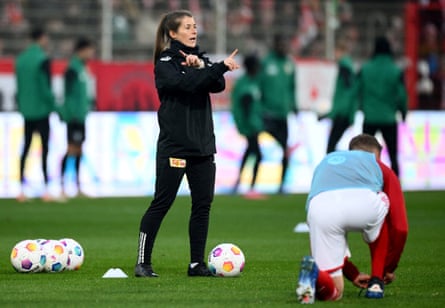 Marie-Louise Eta coaching Union Berlin’s players during a warm-up session