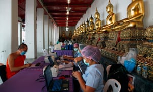 5月，一名泰国和尚在曼谷的卧佛寺报名参加Covid-19拭子测试。