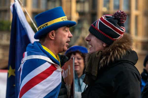 steve bray en een pro-brexit demonstrant gaan de confrontatie aan bij het parlement in januari 2019