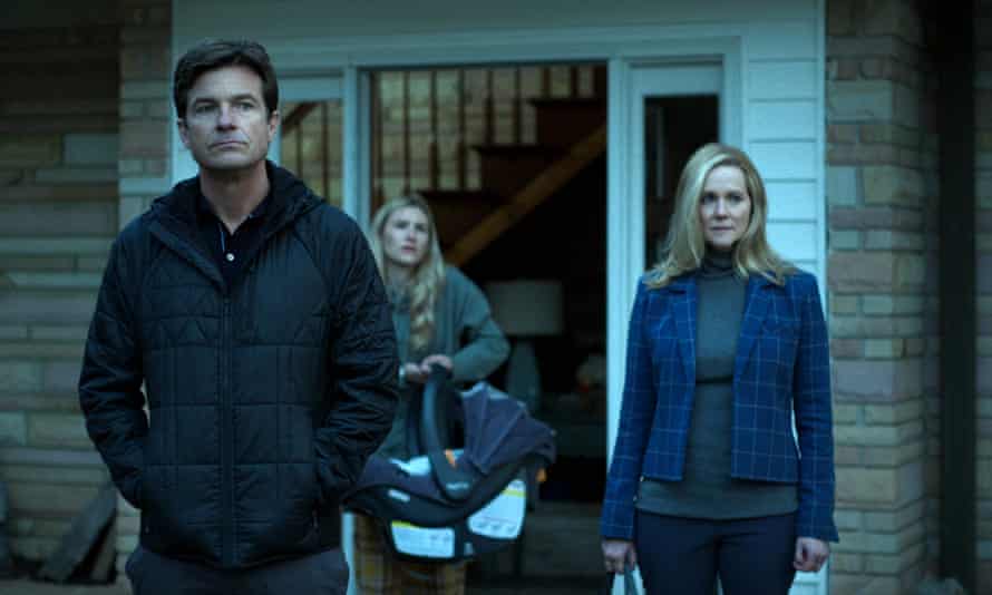 Jason Bateman como Marty, Sofia Hublitz como Charlotte y Laura Linney como Wendy Byrde.