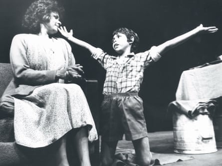 Justine Saunders comme Ruby et Graham Moore comme Pumpkinhead dans une production de 1982 de The Cake Man.